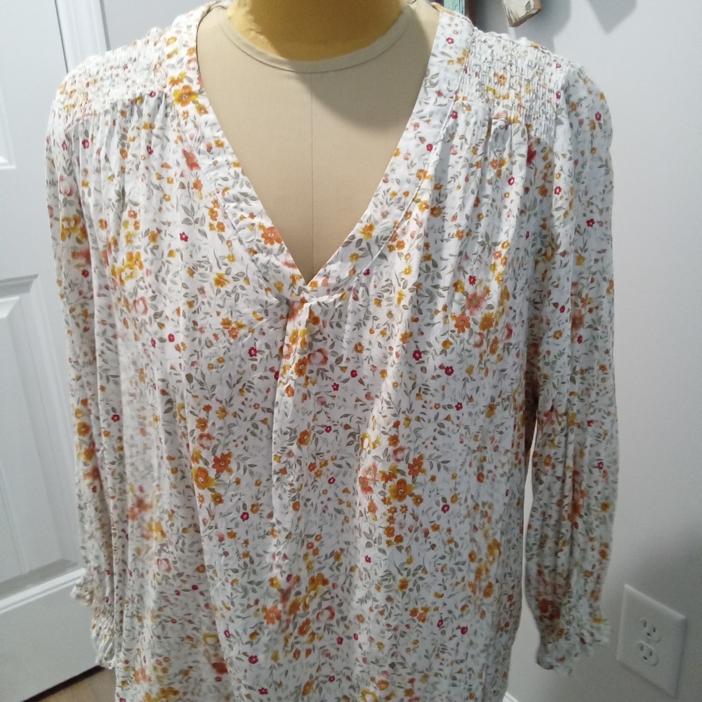 Jones & Co. Plus Size 3X. Cream Colored Floral Print Women's Top